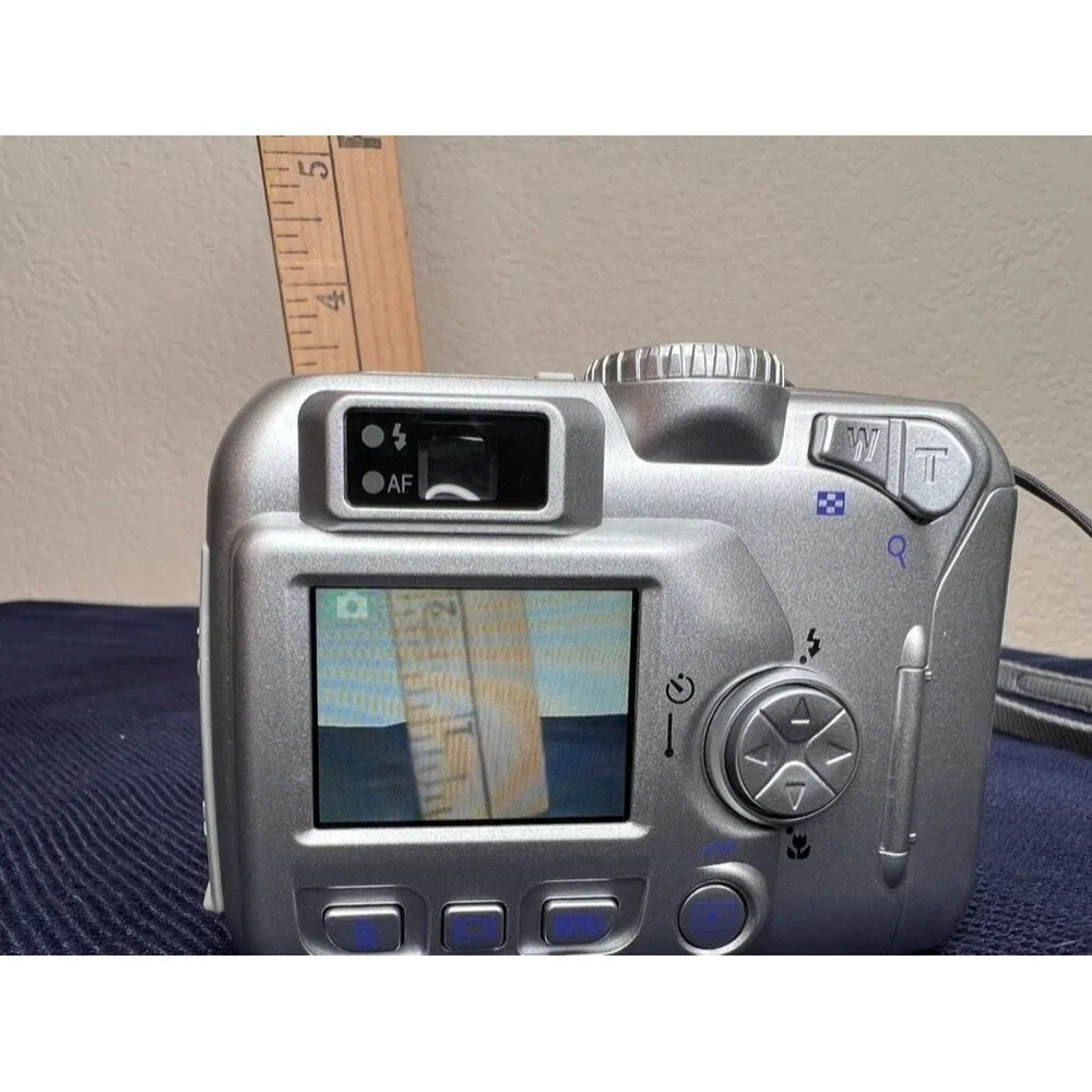 Nikon Coolpix 3100 3.2MP Digital Camera 3x Optical Zoom Memory Card **READ